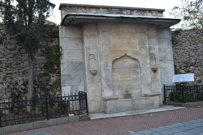 Mounted the projecting corner